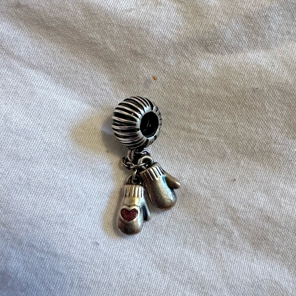 Mitten Pandora charm